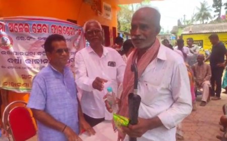 ମା ଅଳେଇ ସେବା ଫାଉଣ୍ଡେସନ ଟ୍ରଷ୍ଟ ପକ୍ଷରୁ ବୃଦ୍ଧା, ବୃଦ୍ଧ ମାନଙ୍କୁ ବର୍ଷା କାଳୀନ ଛତା ବଣ୍ଟନ  ।