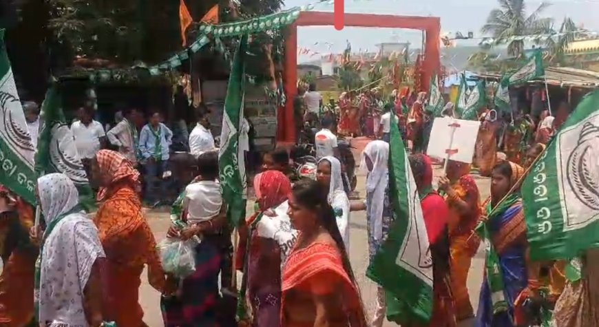 ଦେବଗଡ଼ରେ ବିଜେଡି ପକ୍ଷରୁ ଶତାଧିକ ମହିଳାଙ୍କ ଶୋଭାଯାତ୍ରା, କେନ୍ଦ୍ର ସରକାରଙ୍କୁ ଦୃଢ ପଦକ୍ଷେପ ନେବାକୁ ଦାବି ।