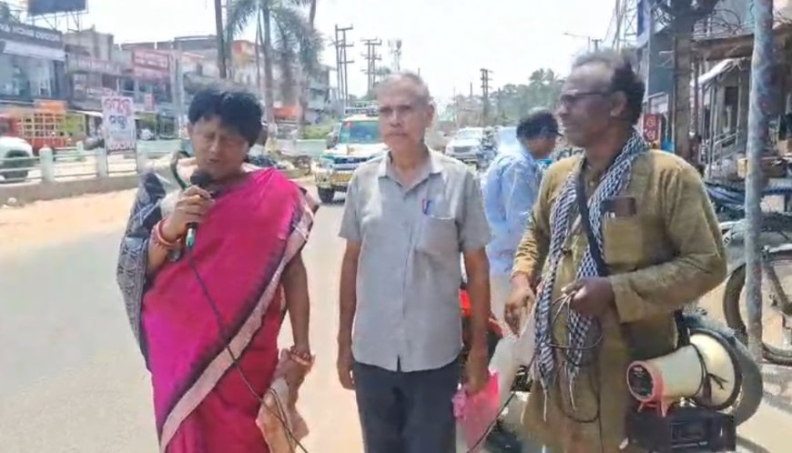 ଅଘୋଷିତ ବିଦ୍ୟୁତକାଟ ବିରୁଦ୍ଧରେ ଅଭିନଵ ପ୍ରତିବାଦ ରେ ମହିଳା ବେଶ ରେ ଆଇନିଜିବି ବାସୁଦେବ ।