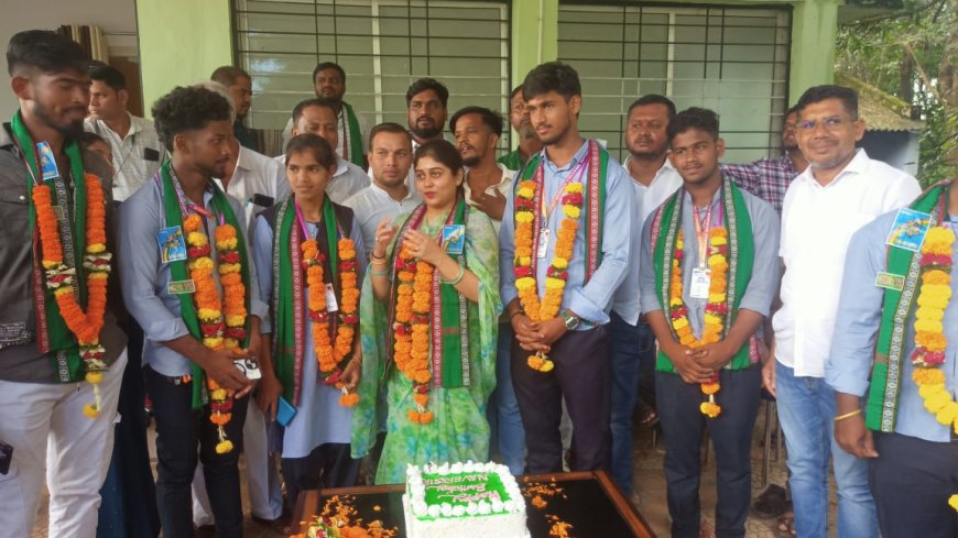 ବିଶ୍ୱସାରାୟ ବିଜ୍ଞାନ ମହାବିଦ୍ୟାଳୟ ଛାତ୍ର ସଂସଦ ନିର୍ବାଚନରେ ବିଜେଡିର କ୍ଲିନ୍‌ ସୁଇପ୍‌  ବିଜୟୀ ,  ଛାତ୍ର ନେତାଙ୍କୁ ସମ୍ବର୍ଦ୍ଧନା, ନବୀନଙ୍କ ଜନ୍ମଦିନ ପାଳିଲେ ଦଳୀୟ ନେତା ଓ କର୍ମୀ ।